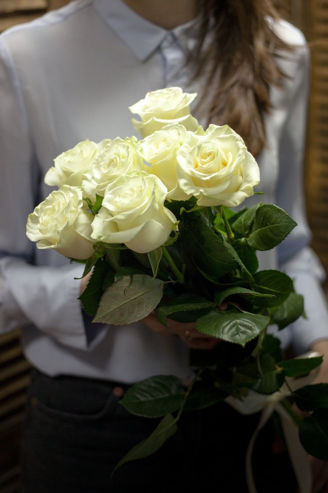 шляпная коробка с розами и гипсофилой для подарка в Саранске