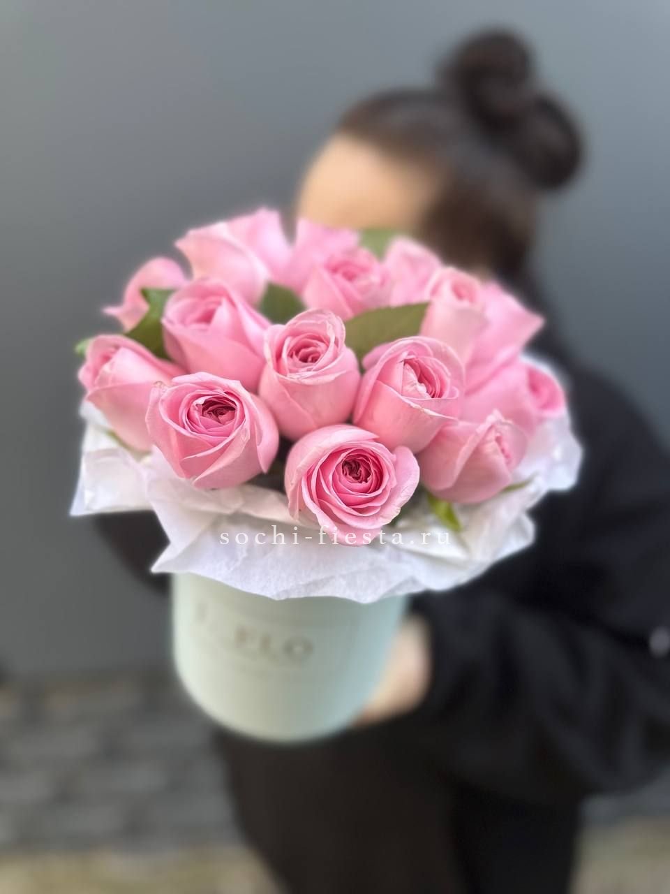 шляпная коробка с розами и хризантемами для студии флористики в Саранске