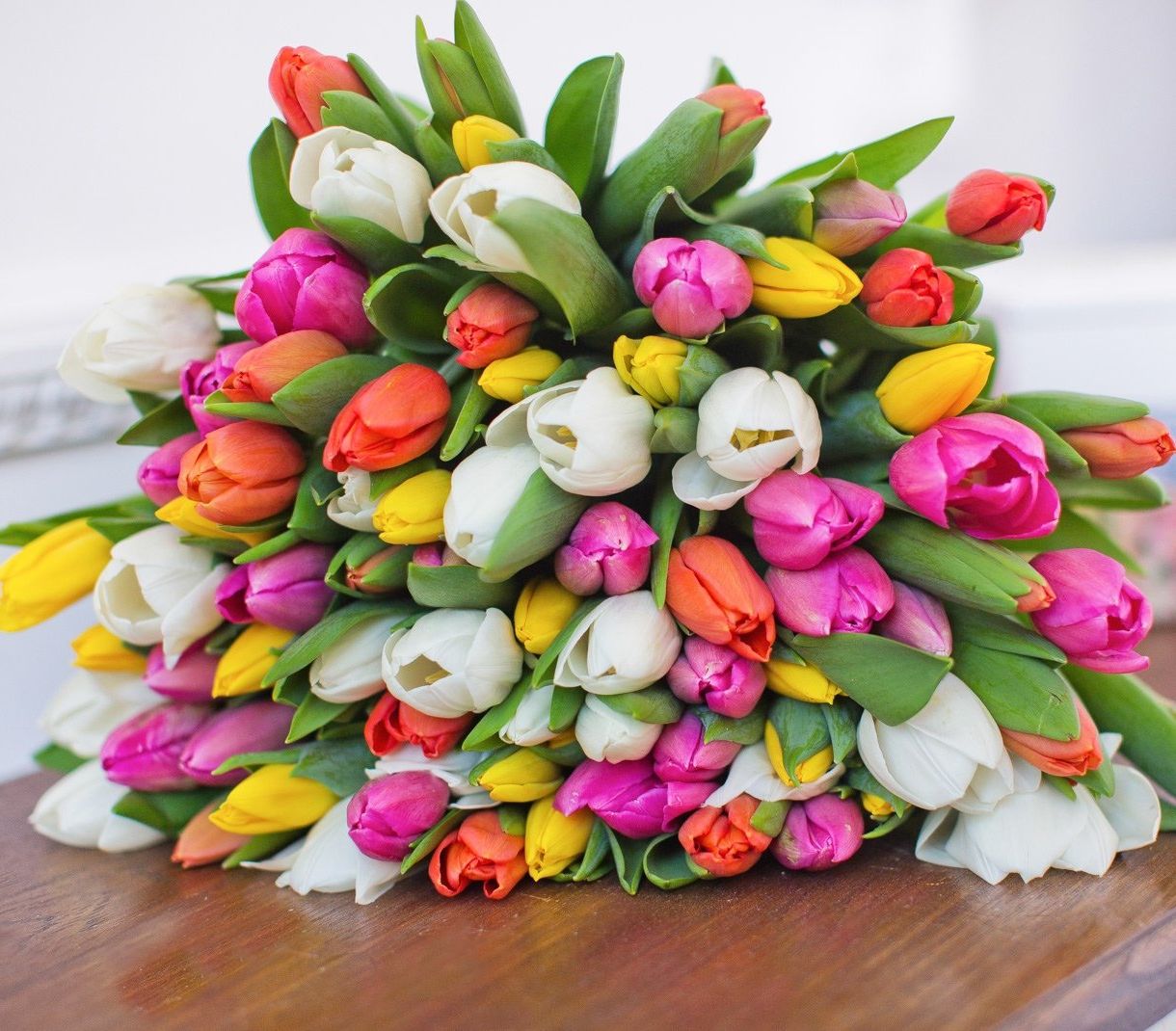 корпоративная композиция с розами и хризантемами для офиса в Саранске