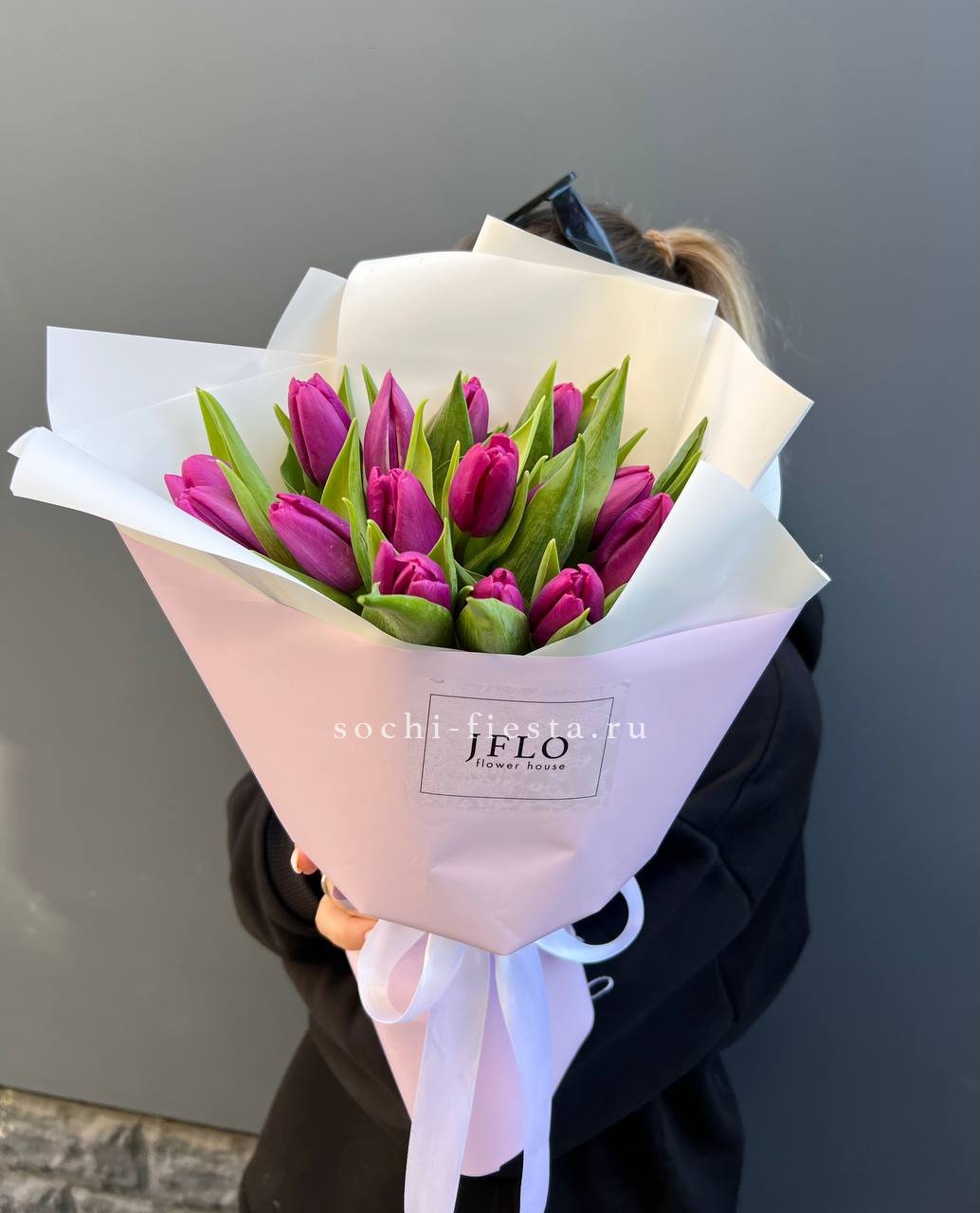 видовой каталог с розами и пионами в студии флористики в Саранске