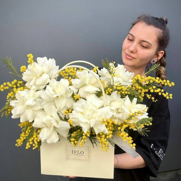 Французские Розы и мимоза  в сумочке  в Саранске