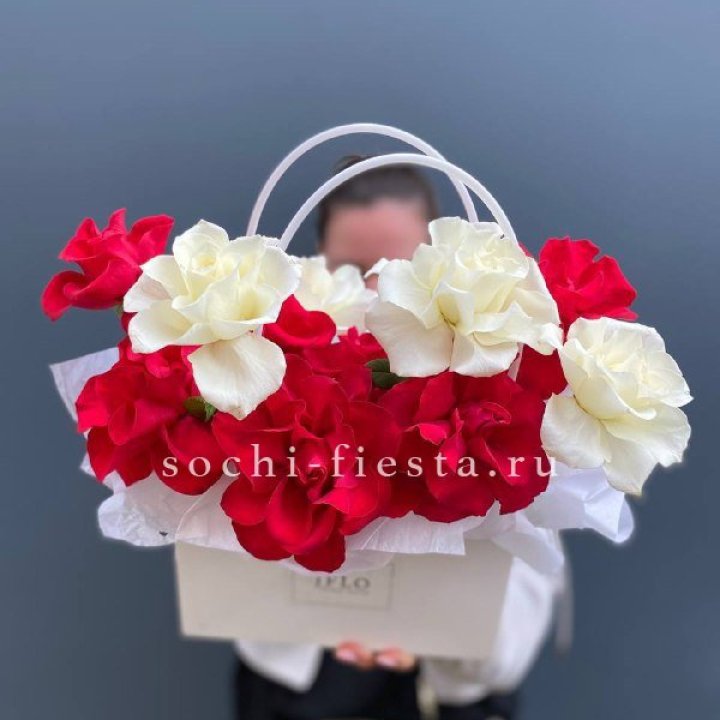 Сумочка  красных и белых роз в Саранске