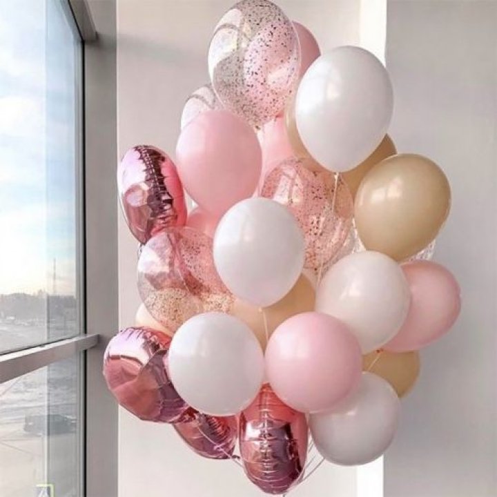 Фонтан шаров розового и белого цветов в Саранске