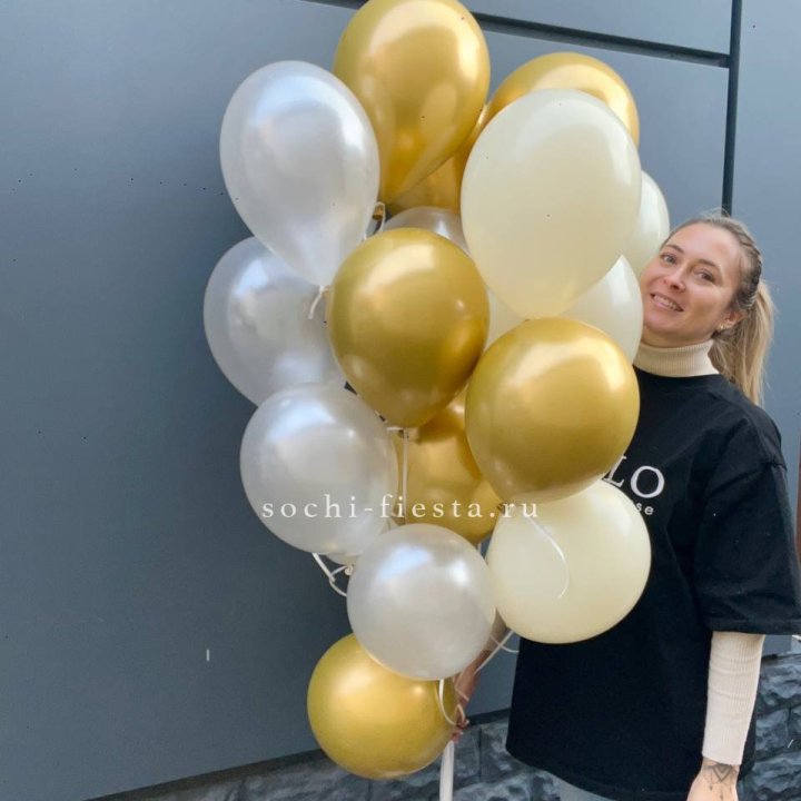 Облако шаров из белого и золотого оттенков в Саранске