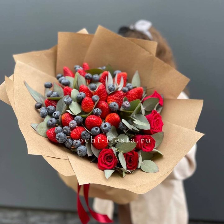 Клубника и голубика с цветами в Саранске