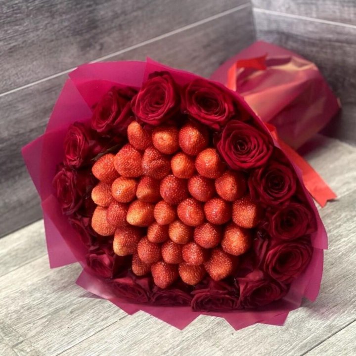 Клубничный букет с розами в Саранске