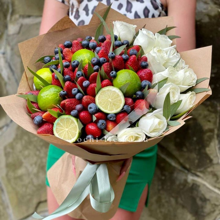 Ягодно-цитрусовый букет с розами в Саранске