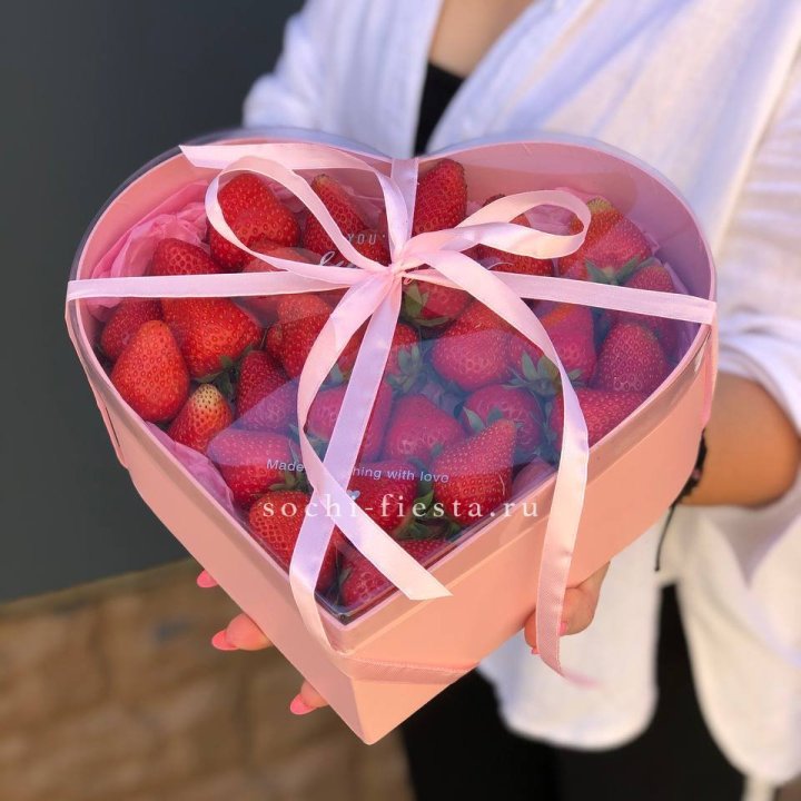 Коробочка сердце  с клубникой в Саранске