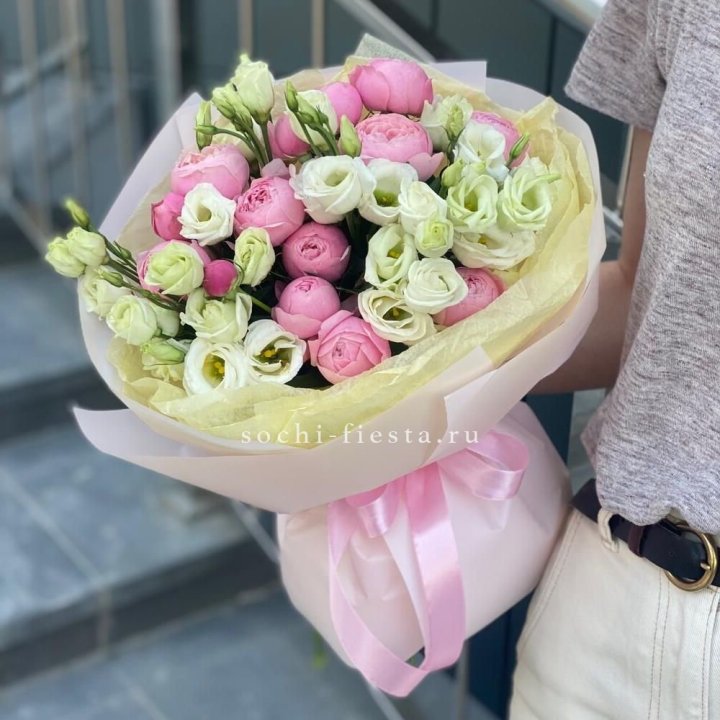 Букет кустовых роз с эустомой в Саранске