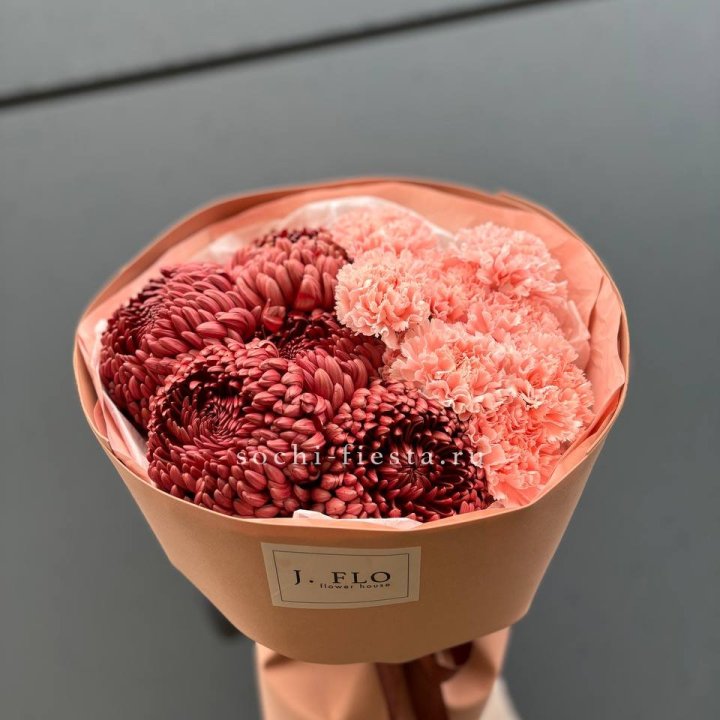 Букет хризантем и диантусов  в Саранске