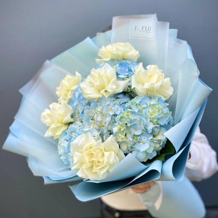  Букет из голубых гортензий и роз  в Саранске