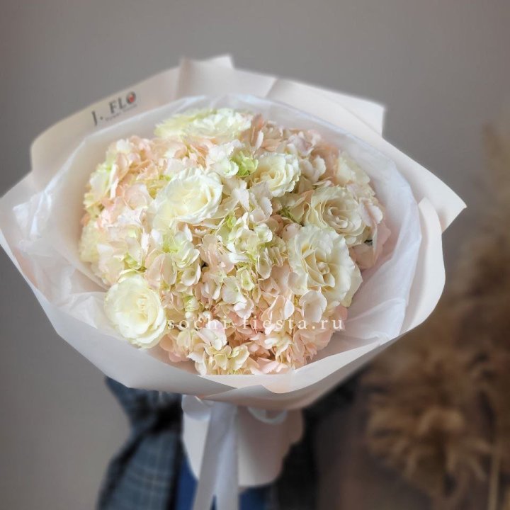  Букет гортензии и роз  в Саранске