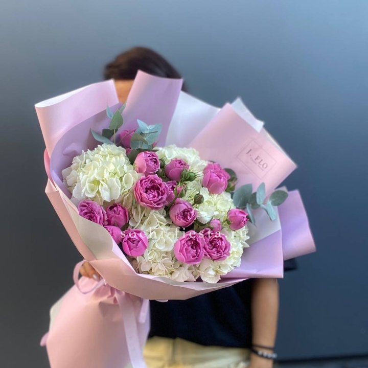 Букет белых гортензий и пионовидных роз  в Саранске