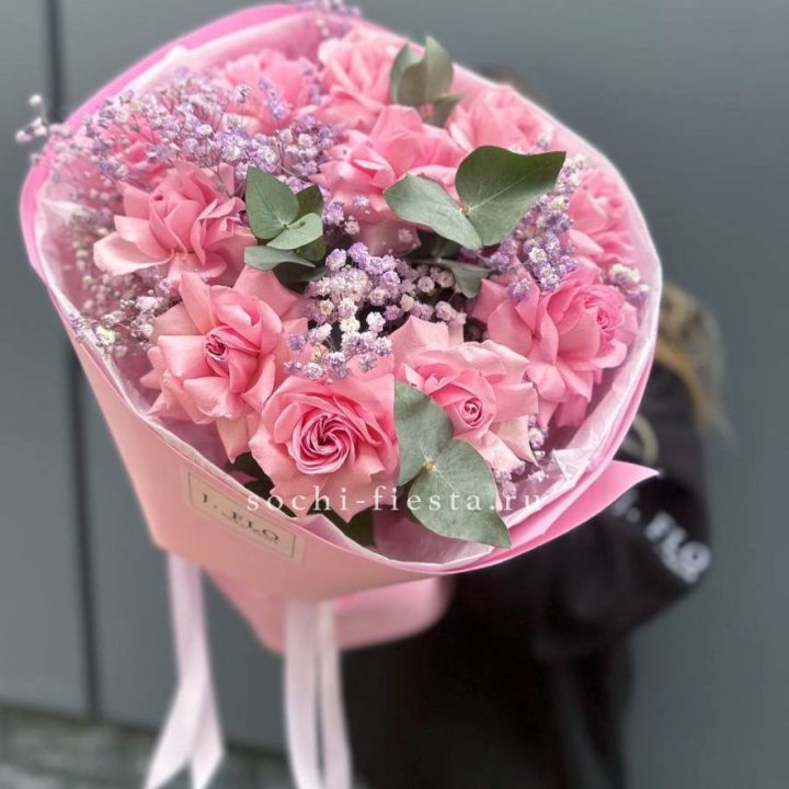 Розовые французские розы с гипсофилой в Саранске