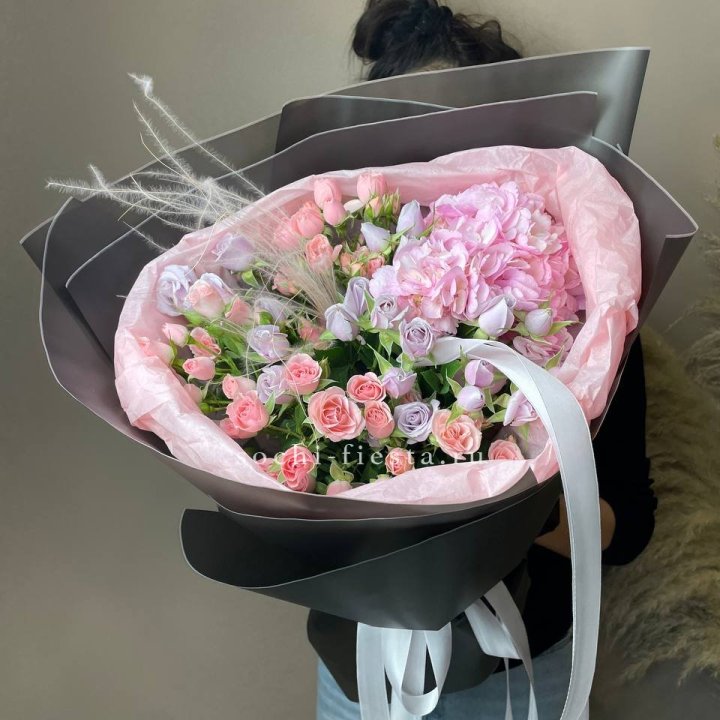  Букет гортензии и роз "Саперави" в Саранске