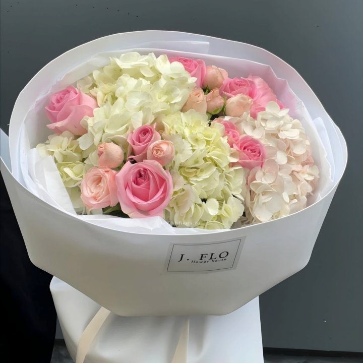  Букет гортензии и роз  "Тиамо" в Саранске