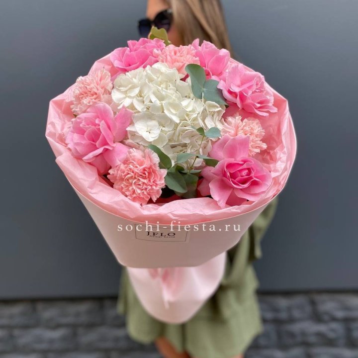  Букет роз и гортензии "Навола" в Саранске