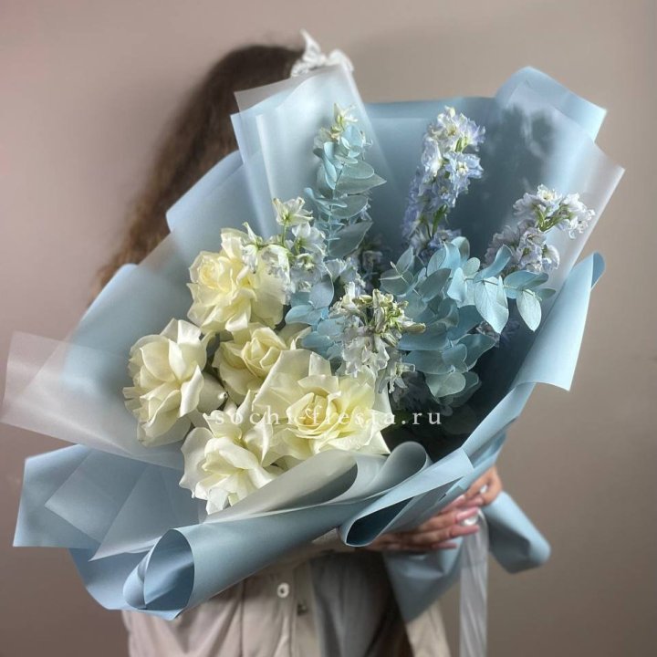 Букет из белых французских роз и дельфиниума в Саранске