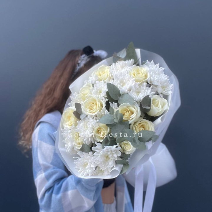  Букет белых роз с хризантемой  в Саранске