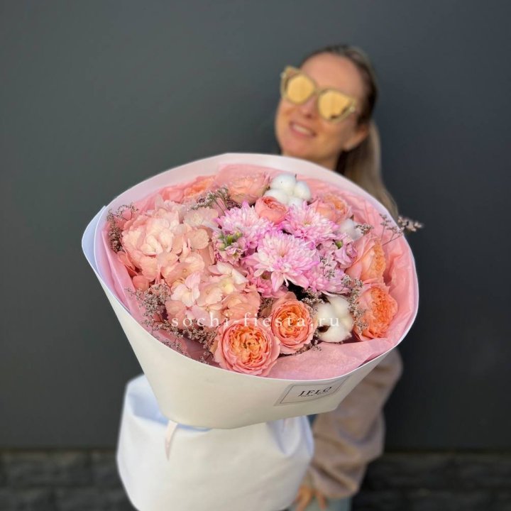 Букет гортензии и кустовых роз  в Саранске