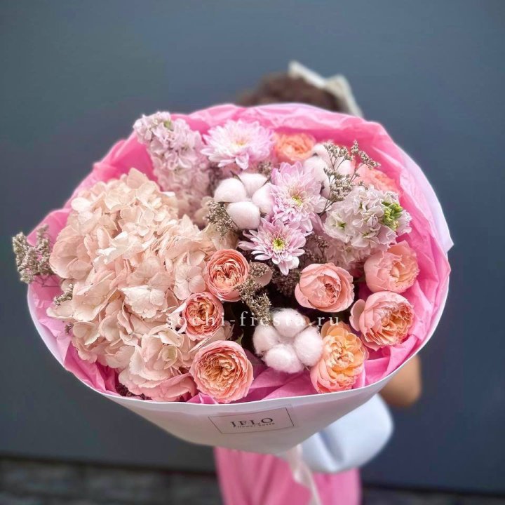 Букет гортензии и кустовых роз "Абрассо" в Саранске