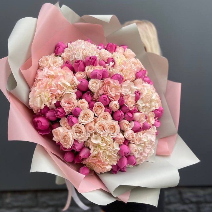 Букет кустовые розы и гортензия в Саранске