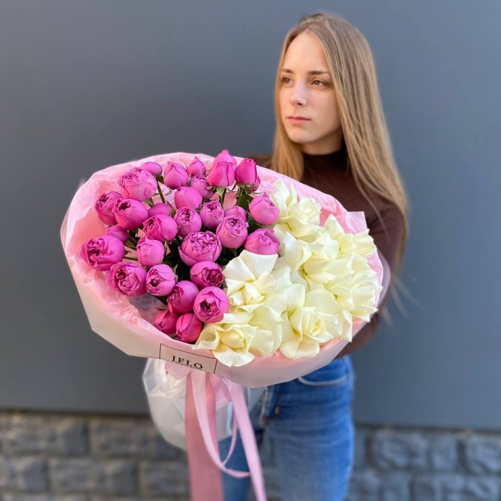 Дуо белых и кустовых роз в Саранске