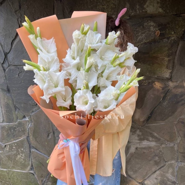Букет белых гладиолусов  в Саранске