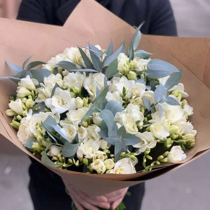 51 фрезия с эвкалиптом в Саранске