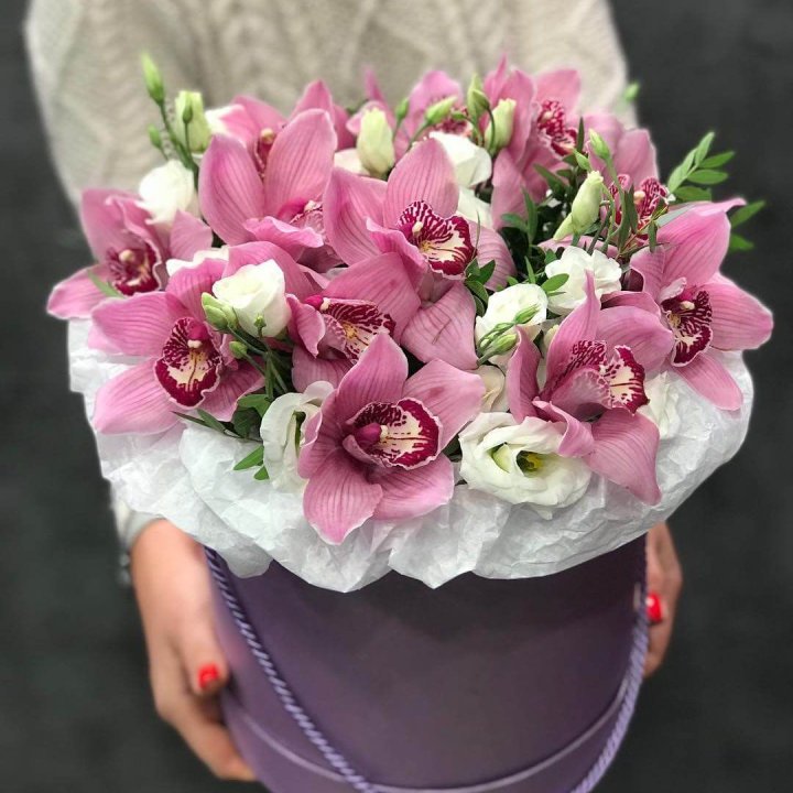 Орхидея и эустома в шляпной коробке в Саранске