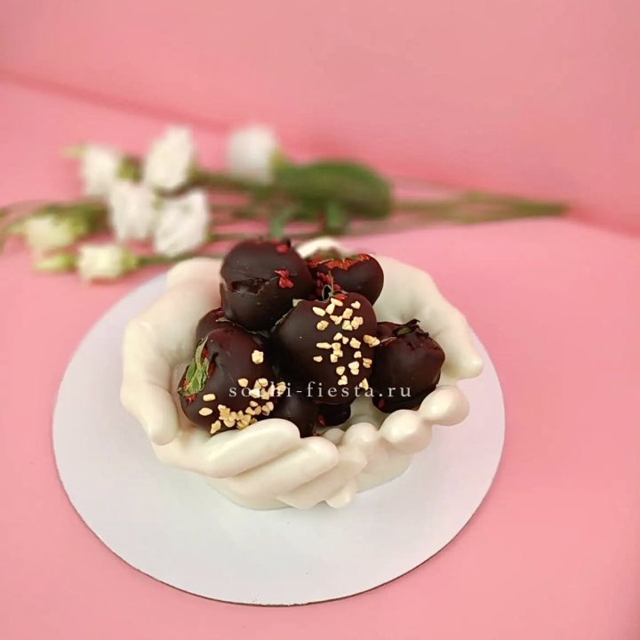 Клубника в шоколаде на шоколадных ладонях  в Саранске