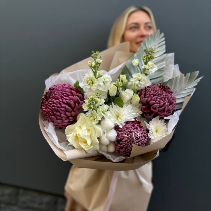 Хризантемы с маттиолой розами эустомой Чика в Саранске