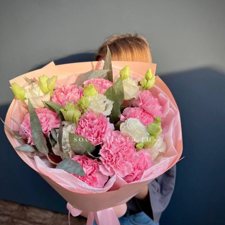 Букет гвоздик и  эустом "Сири" в Саранске