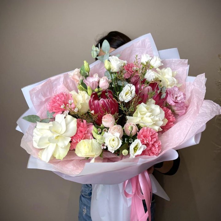 Букет с протеей, розами "Элеонора" в Саранске