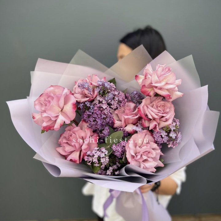 Букет из розовых роз и сирени в Саранске
