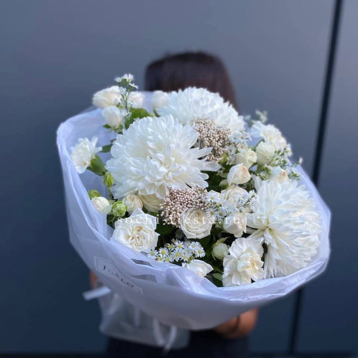 Букет хризантем и роз вайт шотс в Саранске