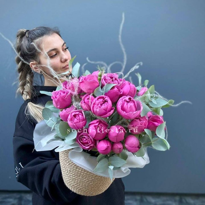 Пионовидные розы  в джутовом кашпо  в Саранске