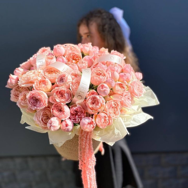 Кустовые розы Джульетта в джутовом кашпо в Саранске