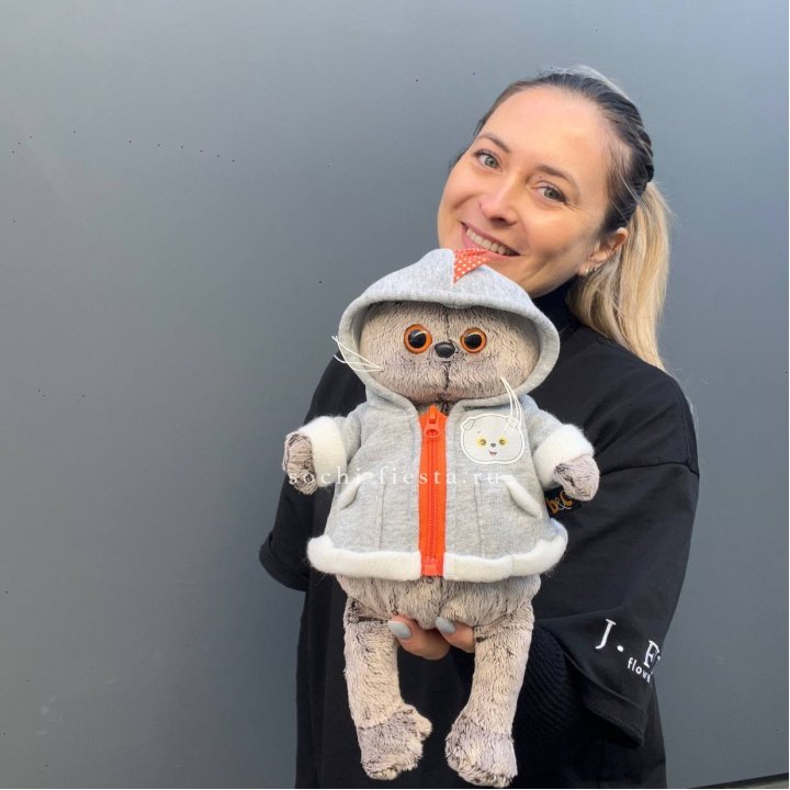 Кот Басик в толстовке в Саранске