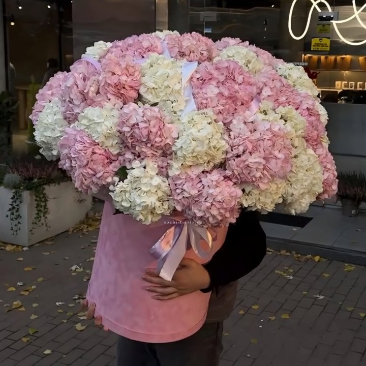 Дизайнерский цилиндр с гортензиями  в Саранске