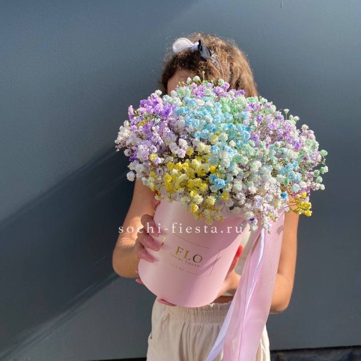 Радужные гипсофилы в шляпной коробке в Саранске