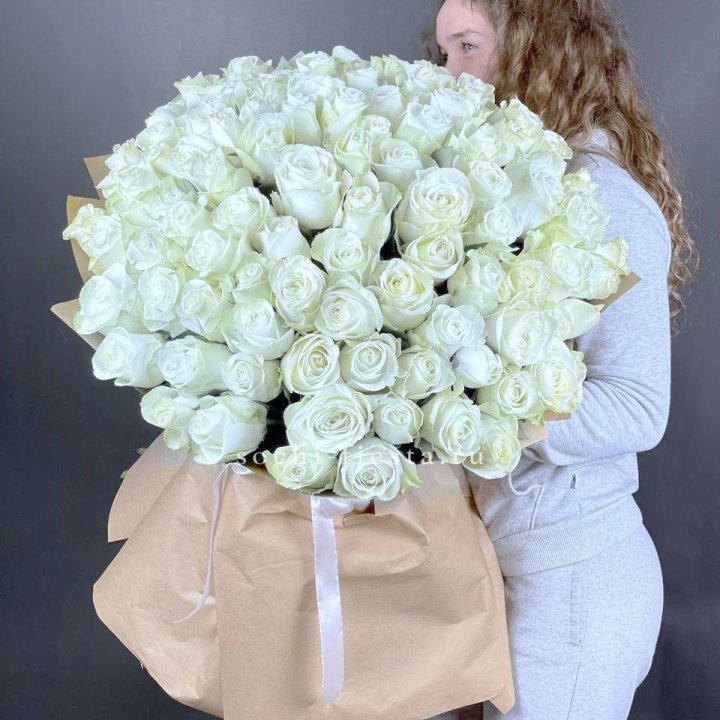 101 белая высокая импортная роза в Саранске