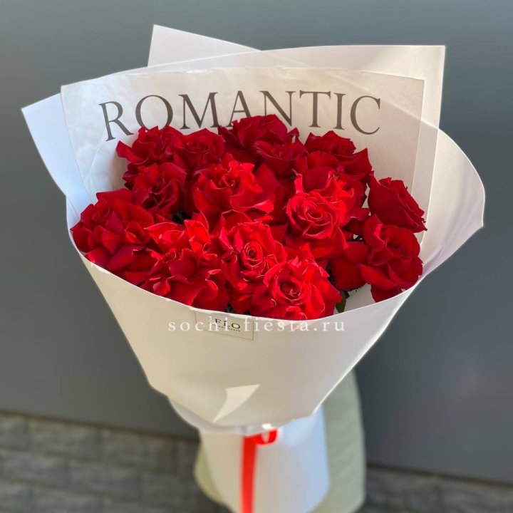 19 высоких роз в оформлении в Саранске