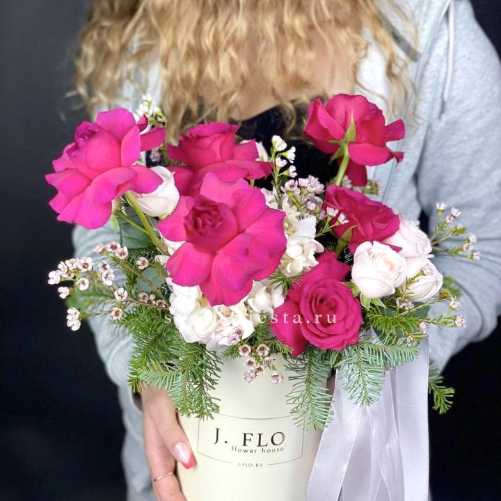 Новогодняя композиция в коробке пинк розе в Саранске