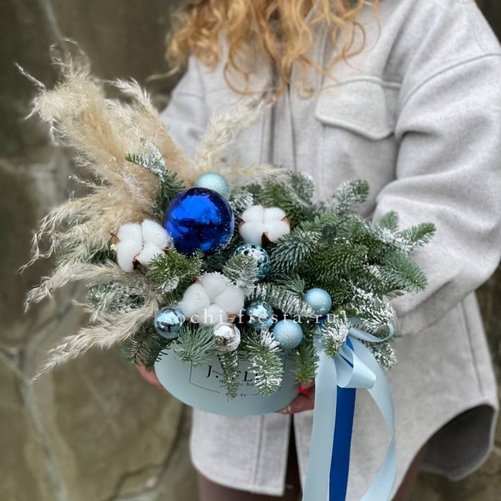 Новогодняя композиция в коробке блю в Саранске