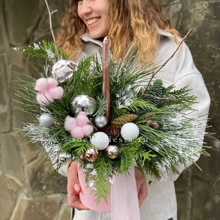 Новогодняя композиция в коробке пинк в Саранске