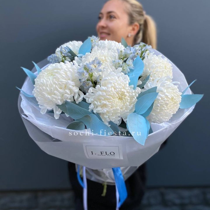 Букет хризантем Бигуди и дельфиниума  в Саранске