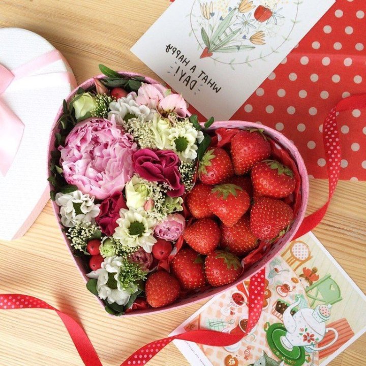 Бокс с клубникой и цветами в Саранске