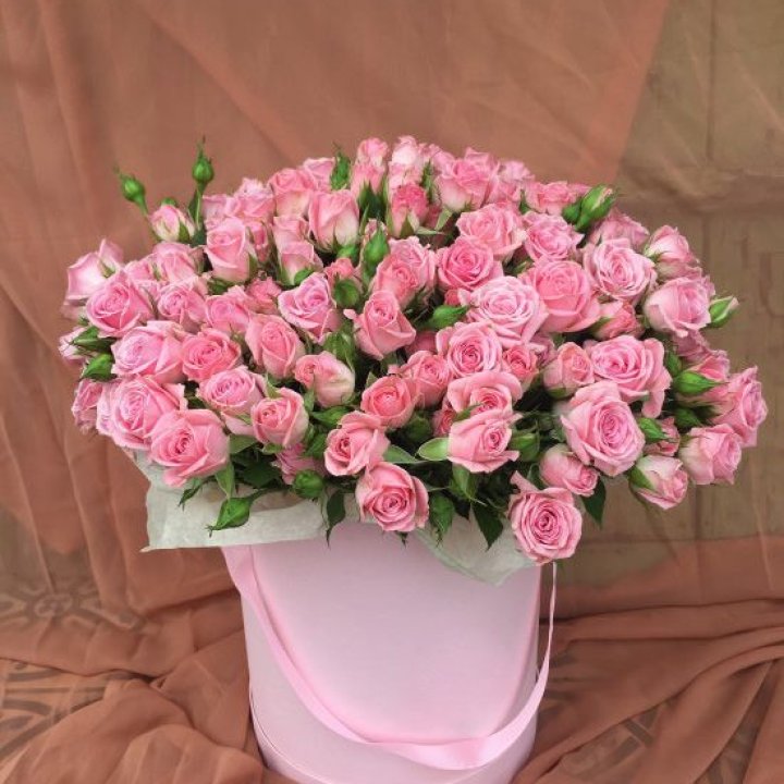 Кустовые розы в коробке в Саранске