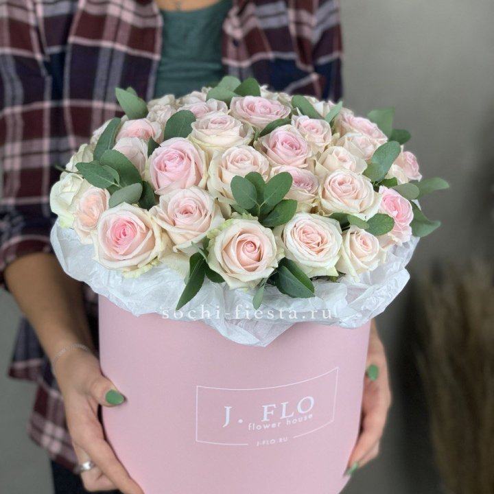 35 розовых роз в цилиндре в Саранске